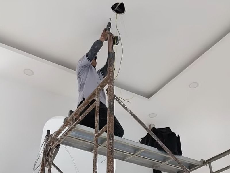 Thợ lắp đèn chùm trần thạch cao từ Hati chuyên nghiệp, đảm bảo an toàn, thẩm mỹ