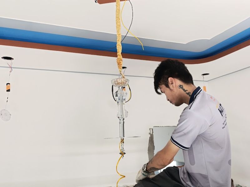 Thợ kỹ thuật lắp đèn trang trí quận 7 cho đèn chùm phòng khách căn hộ chung cư
