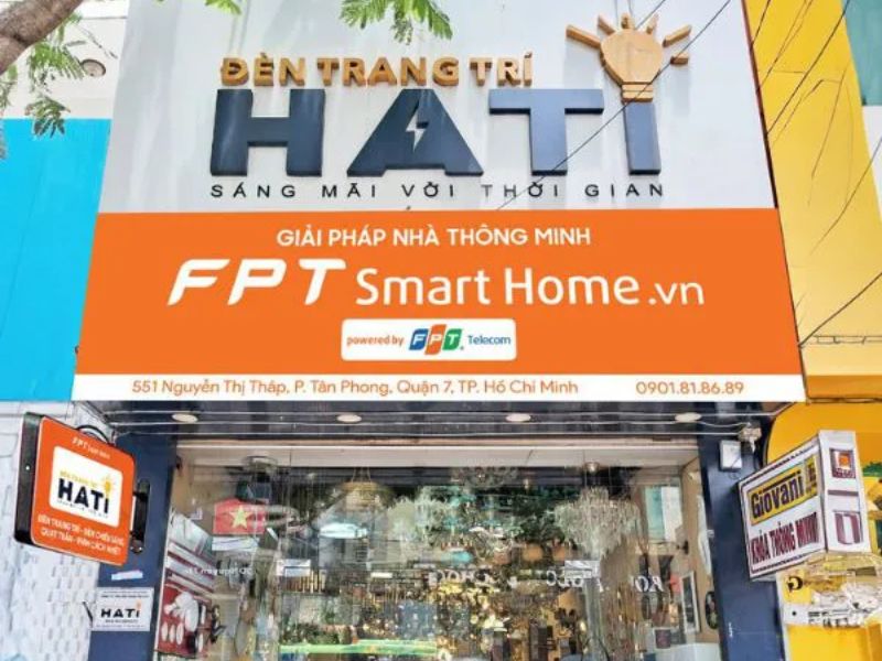 Thợ kỹ thuật thi công lắp đặt an toàn cho khách mua đèn trang trí uy tín TP HCM