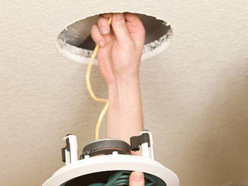 Lỗ khoét trần thạch cao tròn đều chuẩn kích thước khi thi công đèn âm trần