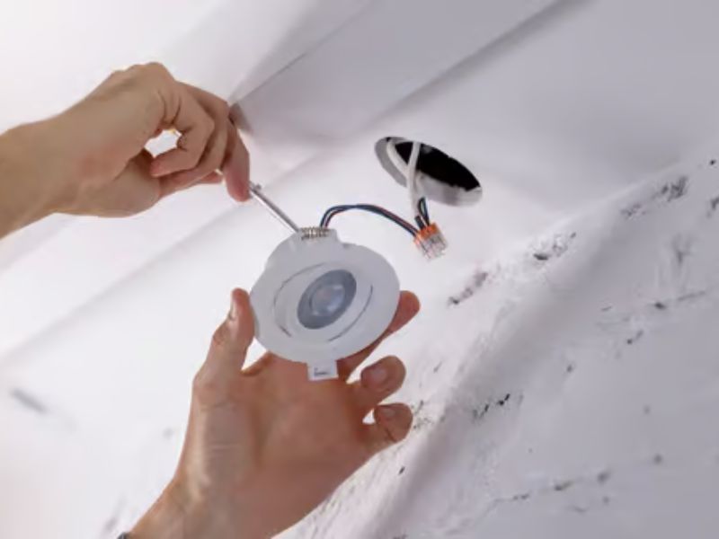 Thợ kỹ thuật đấu nối tăng phô khi thi công đèn âm trần chống cháy chập