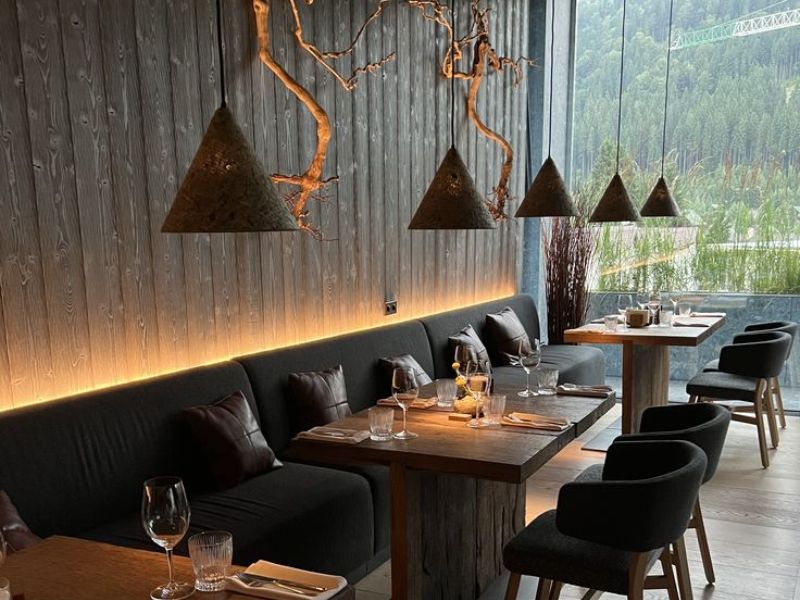 Thợ kỹ thuật thi công đèn nhà hàng lắp đặt đèn rọi ray và đèn thả bàn tiệc