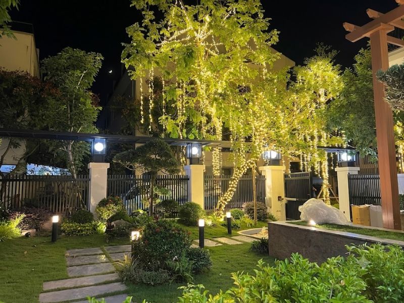 Kỹ thuật quấn đèn LED dây quanh thân cây sân vườn đón Trung Thu