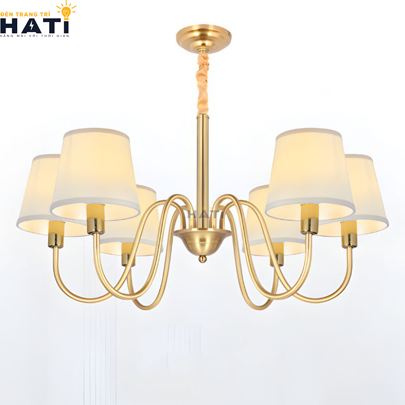 Bố cục đối xứng tâm thanh lịch của Đèn chùm đồng nguyên chất Liable 6 bóng ánh kim sang trọng mang lại độ thông thoáng cho trần phòng khách căn hộ