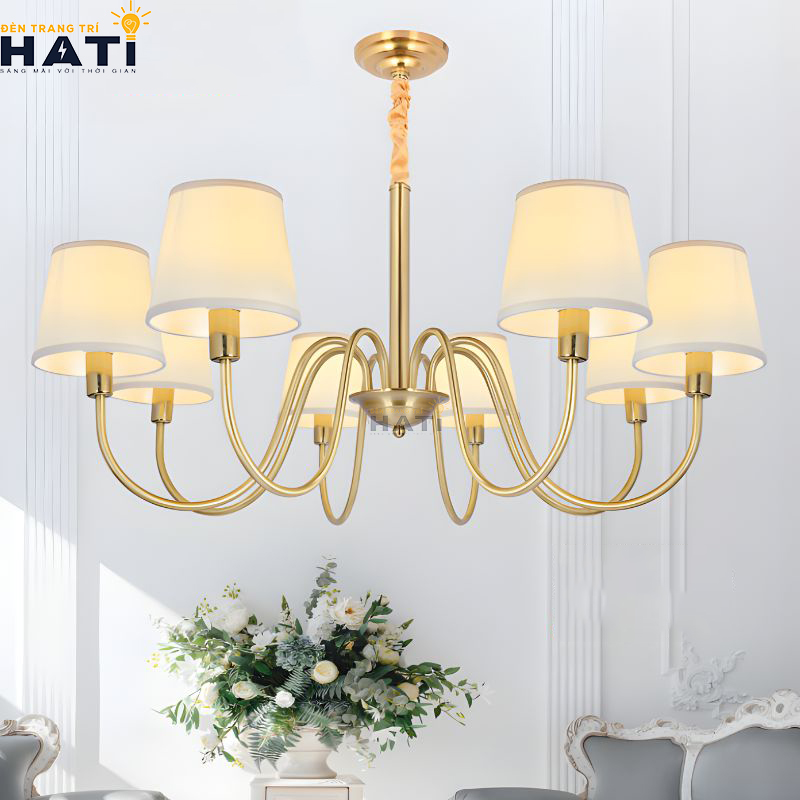 Diện mạo vương giả và cân đối của Đèn chùm đồng nguyên chất Liable 8 bóng ánh kim sang trọng tạo điểm nhấn quý phái cho không gian biệt thự