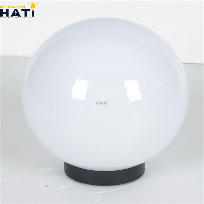 Bố cục đối xứng tâm thanh lịch của Đèn trụ cầu sứ đục đế bằng khung kim loại đầm nặng tạo điểm nhấn quý phái cho không gian biệt thự