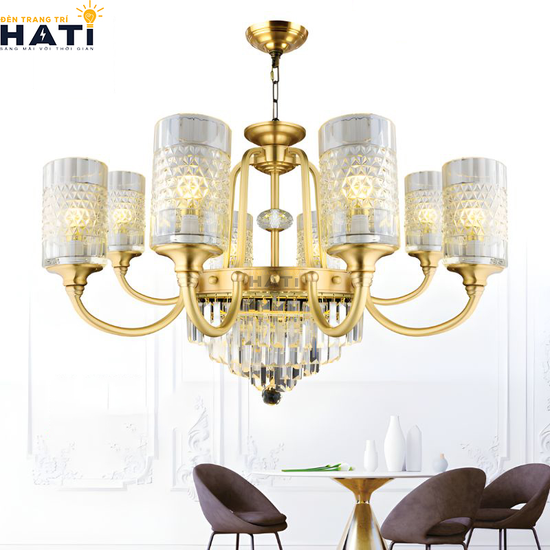 Diện mạo vương giả và cân đối của Đèn chùm đồng nguyên chất Tical 8 bóng ánh kim sang trọng tạo điểm nhấn quý phái cho không gian biệt thự