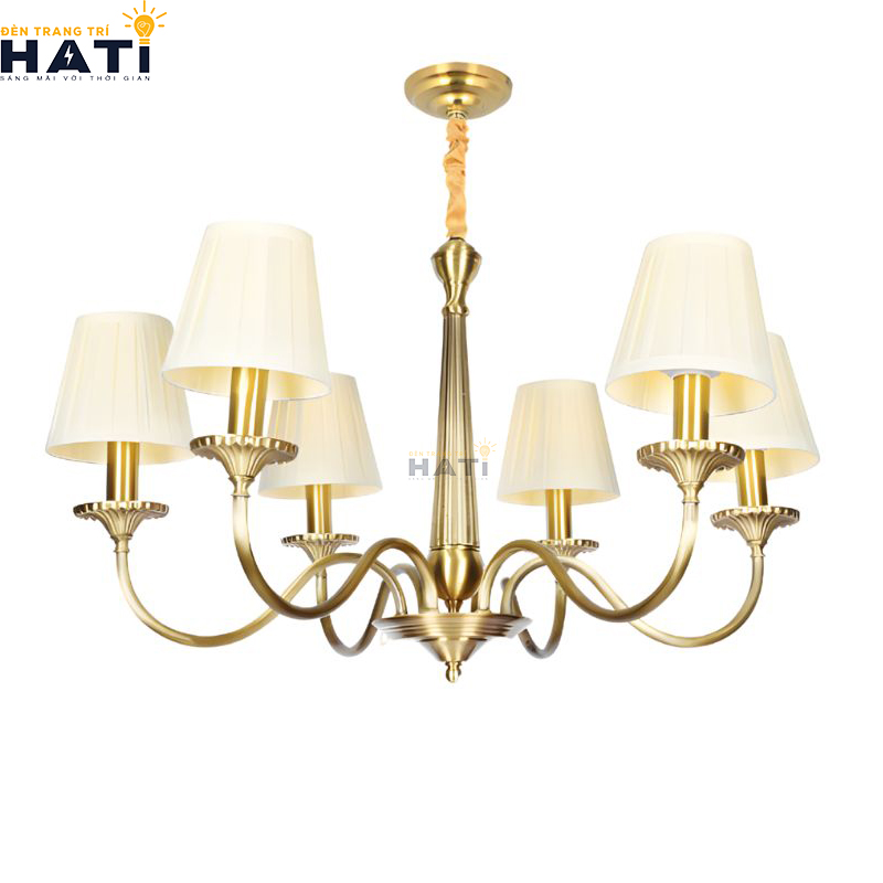 Bố cục đối xứng tâm thanh lịch của Đèn chùm đồng nguyên chất Cipline 6 bóng ánh kim sang trọng mang lại độ thông thoáng cho trần phòng khách căn hộ