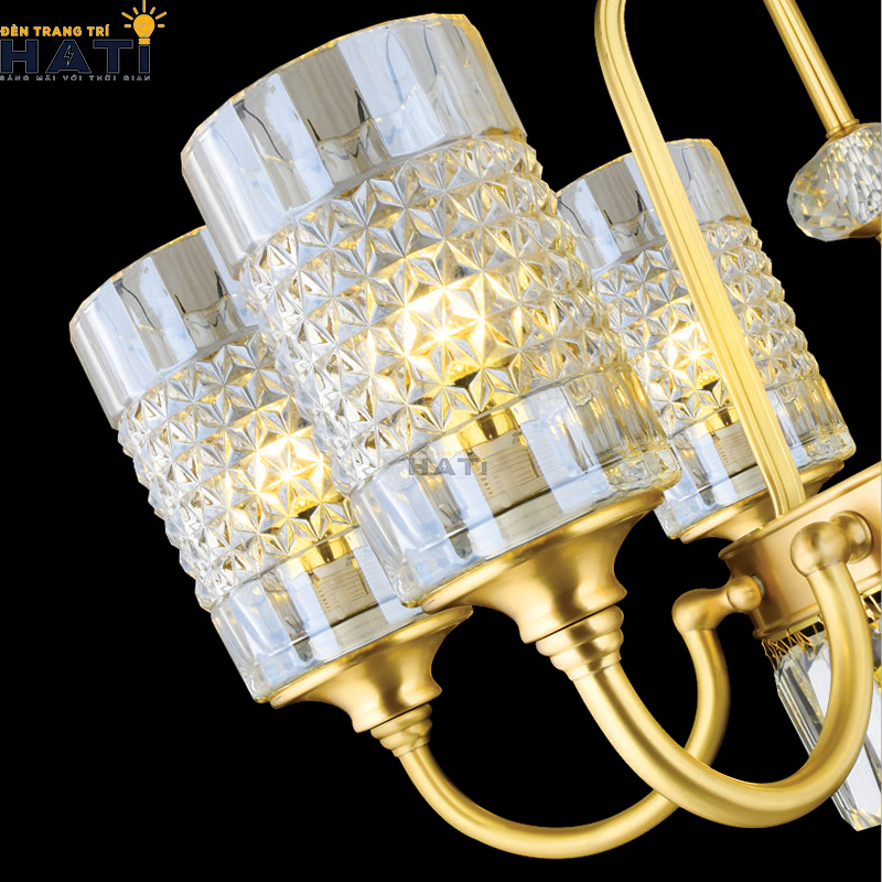 Cận cảnh đường nét hoa văn Baroque đúc nổi trên tay bộ đèn chùm hợp kim đúc Tical 6 bóng duy trì độ sáng bóng giả cổ bền đẹp vượt thời gian