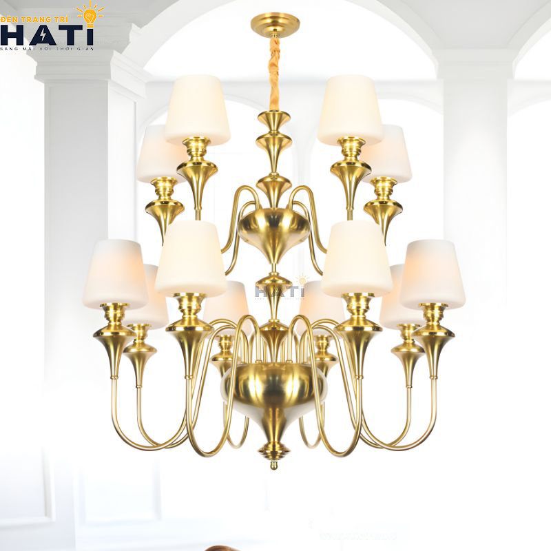 Tổng thể kiểu dáng tân cổ điển bề thế của Đèn chùm tân cổ điển Respon 8+4 bóng màu nâu đồng giả cổ tạo điểm nhấn quý phái cho không gian biệt thự