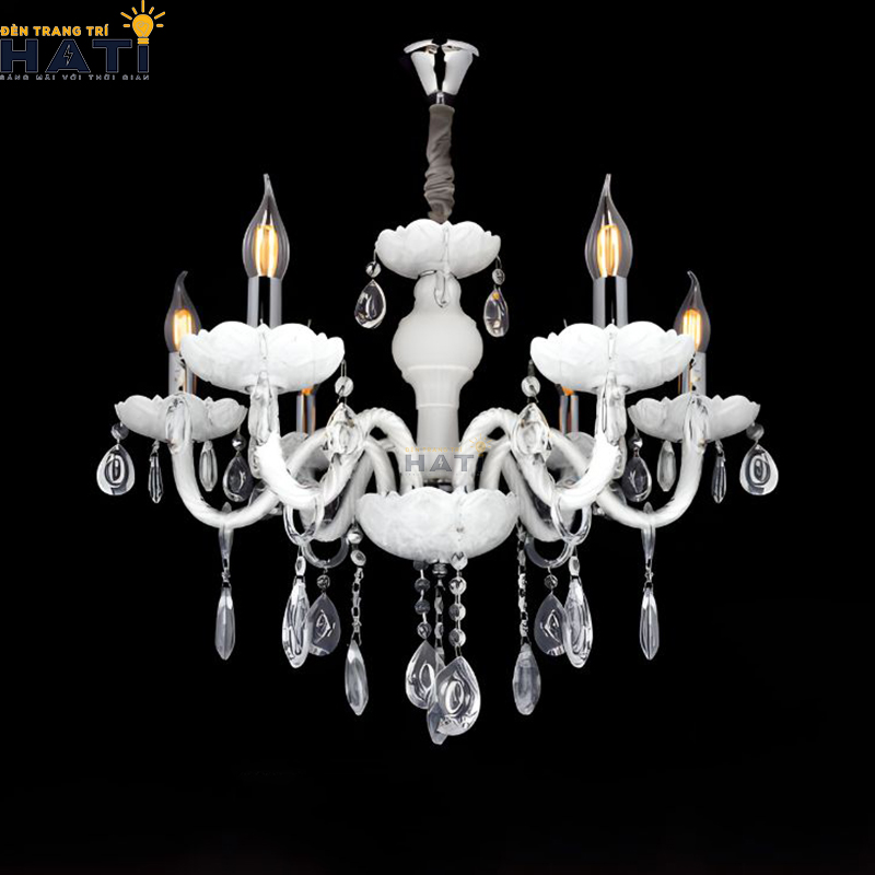 Bố cục đối xứng tâm thanh lịch của Đèn chùm cổ điển Prac 6 bóng màu nâu đồng giả cổ mang lại độ thông thoáng cho trần phòng khách căn hộ
