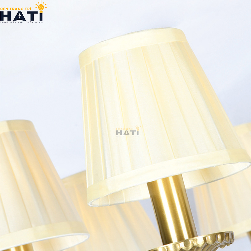 Cận cảnh đường nét hoa văn Baroque đúc nổi trên tay bộ đèn chùm hợp kim đúc Cipline 6 bóng duy trì độ sáng bóng giả cổ bền đẹp vượt thời gian