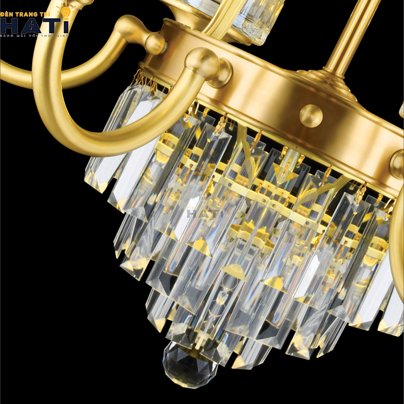 Cận cảnh đường nét hoa văn Baroque đúc nổi trên tay bộ đèn chùm hợp kim đúc Tical 8 bóng duy trì độ sáng bóng giả cổ bền đẹp vượt thời gian