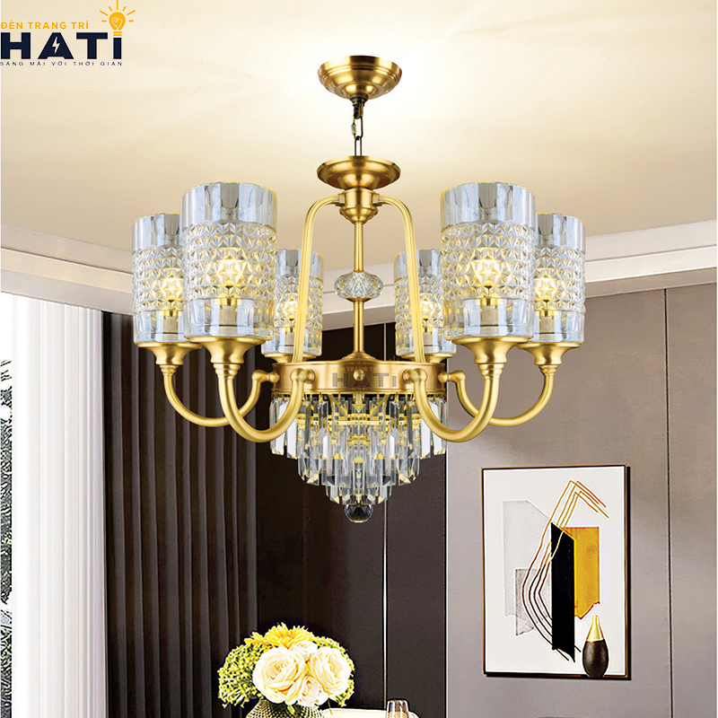 Bố cục đối xứng tâm thanh lịch của Đèn chùm đồng nguyên chất Tical 6 bóng ánh kim sang trọng mang lại độ thông thoáng cho trần phòng khách căn hộ