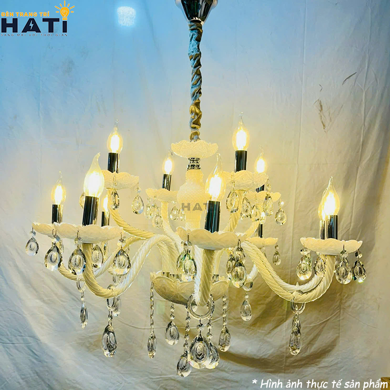 Cận cảnh chao hoa thủy tinh mờ gia nhiệt mẫu đèn chùm tân cổ điển Prac 8 bóng hướng luồng sáng gián tiếp lên trần thạch cao bảo vệ thị lực