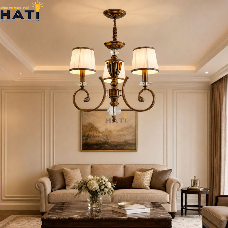 Bố cục đối xứng tâm thanh lịch của Đèn chùm tân cổ điển Kino màu nâu đồng giả cổ mang lại độ thông thoáng cho trần phòng khách căn hộ
