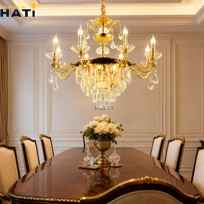 Cận cảnh chao hoa thủy tinh mờ gia nhiệt mẫu đèn chùm tân cổ điển Lligent 8 bóng hướng luồng sáng gián tiếp lên trần thạch cao bảo vệ thị lực