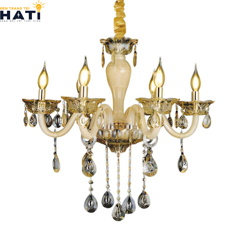Bố cục đối xứng tâm thanh lịch của Đèn chùm cổ điển Nized 6 bóng màu nâu đồng giả cổ mang lại độ thông thoáng cho trần phòng khách căn hộ