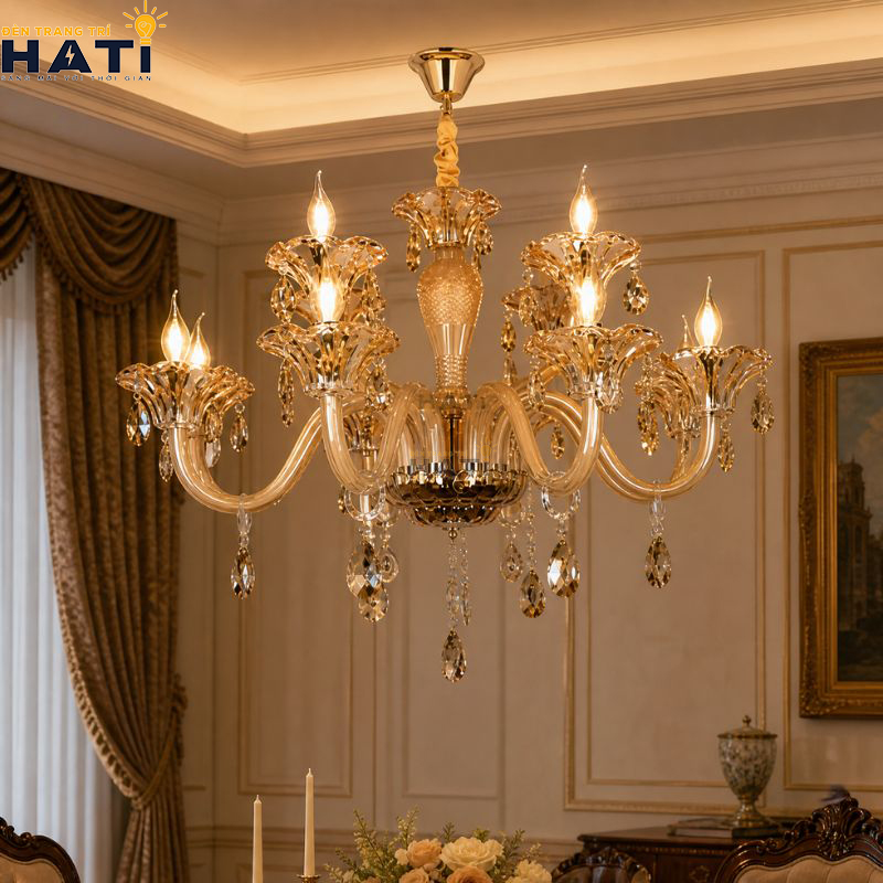 Cận cảnh chao hoa thủy tinh mờ gia nhiệt mẫu đèn chùm tân cổ điển Sible 12 bóng hướng luồng sáng gián tiếp lên trần thạch cao bảo vệ thị lực