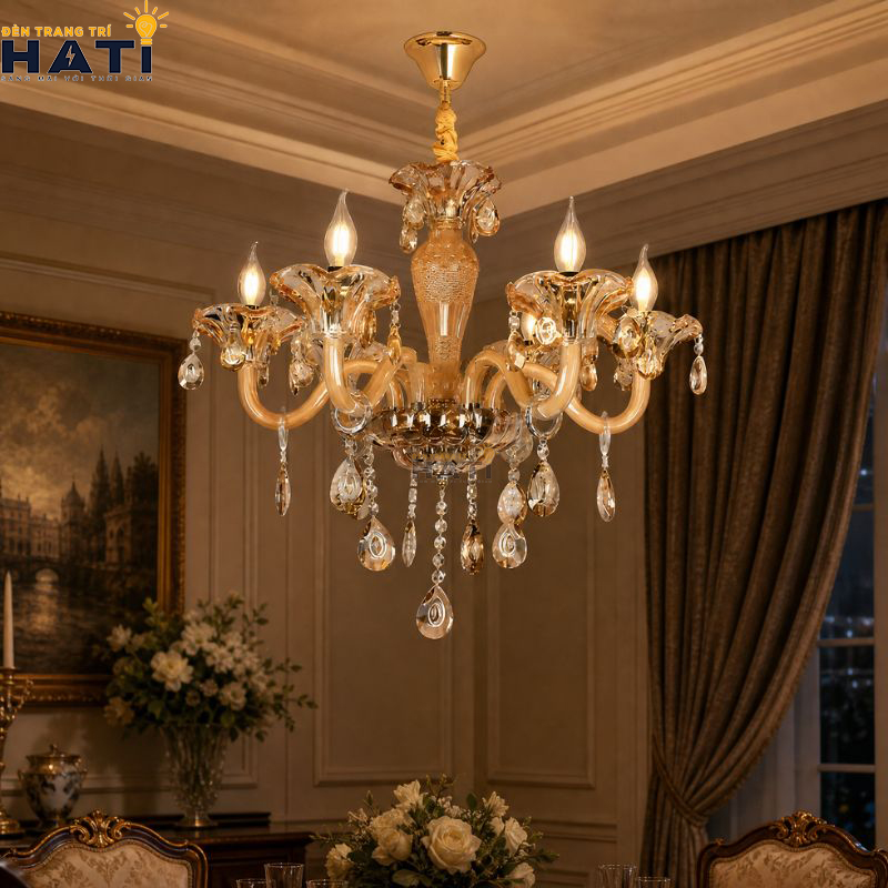 Bố cục đối xứng tâm thanh lịch của Đèn chùm cổ điển Sible 6 bóng màu nâu đồng giả cổ mang lại độ thông thoáng cho trần phòng khách căn hộ