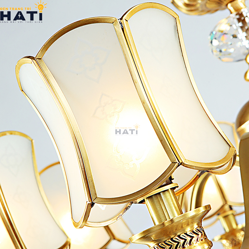 Cận cảnh chao hoa thủy tinh mờ gia nhiệt mẫu đèn chùm tân cổ điển Amber 8 bóng hướng luồng sáng gián tiếp lên trần thạch cao bảo vệ thị lực