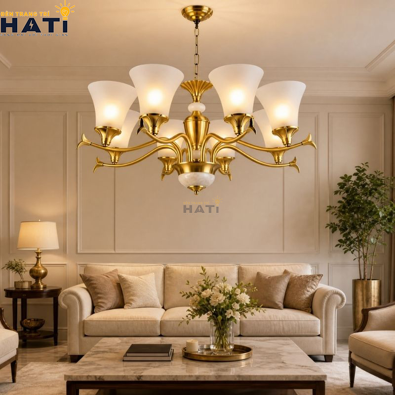 Bố cục đối xứng tâm thanh lịch của Đèn chùm đồng nguyên chất Pract 6 bóng ánh kim sang trọng mang lại độ thông thoáng cho trần phòng khách căn hộ