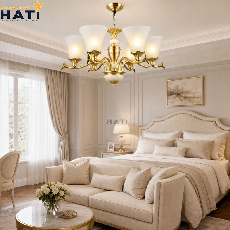 Cận cảnh chao hoa thủy tinh mờ gia nhiệt phiên bản Đèn chùm đồng nguyên chất Pract 6 bóng chuẩn đui xoay E27 giúp làm mềm quang thông và triệt tiêu góc chói lóa trực diện