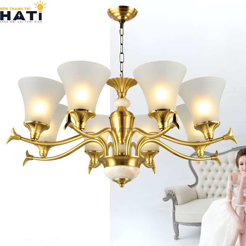 Diện mạo vương giả và cân đối của Đèn chùm đồng nguyên chất Pract 8 bóng ánh kim sang trọng tạo điểm nhấn quý phái cho không gian biệt thự