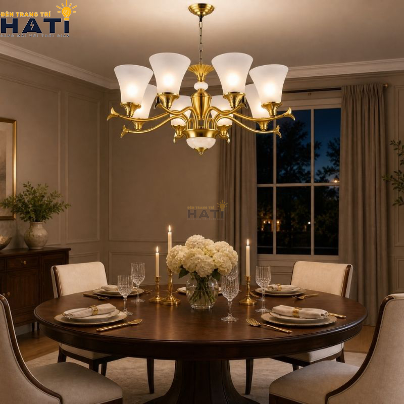 Cận cảnh chao hoa thủy tinh mờ gia nhiệt mẫu đèn chùm tân cổ điển Pract 8 bóng hướng luồng sáng gián tiếp lên trần thạch cao bảo vệ thị lực