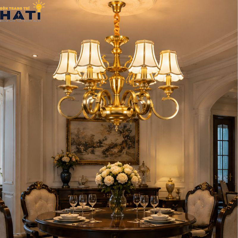 Bố cục đối xứng tâm thanh lịch của Đèn chùm đồng nguyên chất Tious 6 bóng ánh kim sang trọng mang lại độ thông thoáng cho trần phòng khách căn hộ
