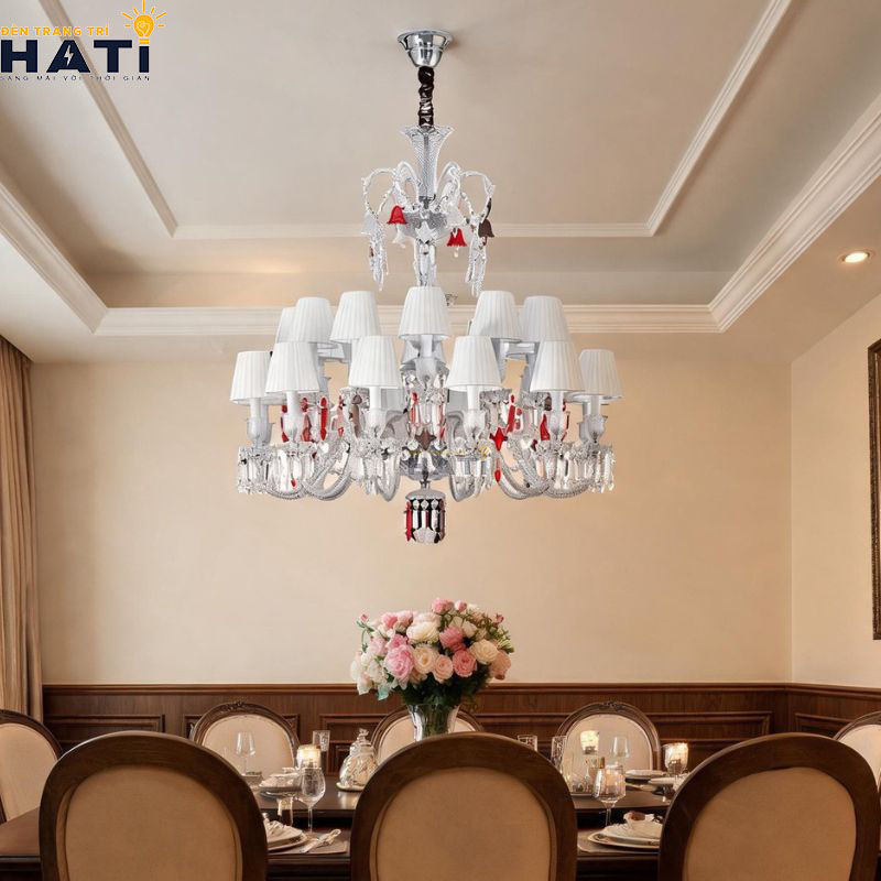 Cận cảnh chao hoa thủy tinh mờ gia nhiệt mẫu đèn chùm tân cổ điển Cilica hướng luồng sáng gián tiếp lên trần thạch cao bảo vệ thị lực