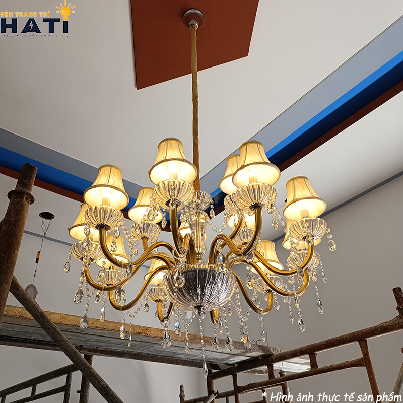 Cận cảnh các thanh lăng kính pha lê K9 vát cạnh giác kim cương đèn chùm pha lê Harvest 15 bóng khúc xạ ánh sáng lộng lẫy
