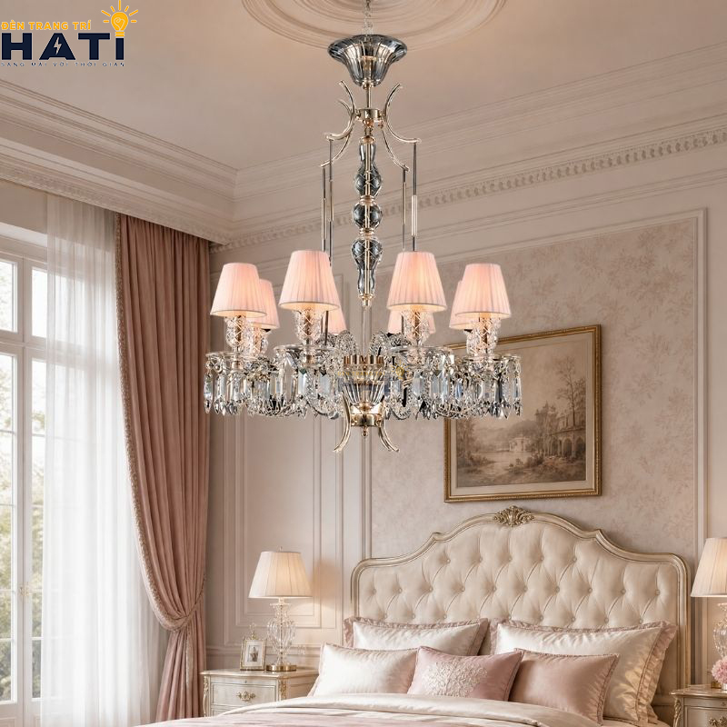 Cận cảnh chao hoa thủy tinh mờ gia nhiệt mẫu đèn chùm tân cổ điển Slony 8 bóng hướng luồng sáng gián tiếp lên trần thạch cao bảo vệ thị lực