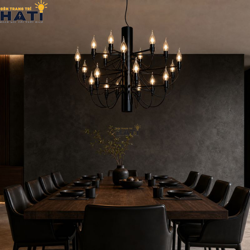 Bố cục đối xứng tâm thanh lịch của Đèn chùm tân cổ điển Atura 18 bóng màu nâu đồng giả cổ mang lại độ thông thoáng cho trần phòng khách biệt thự