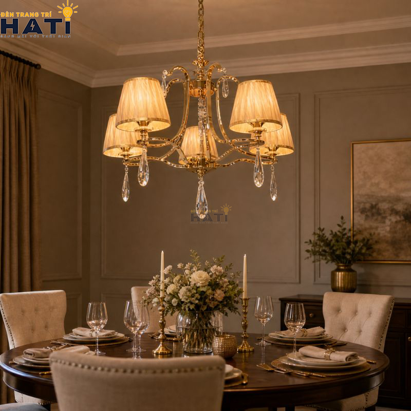 Bố cục đối xứng tâm thanh lịch của Đèn chùm tân cổ điển Brezy 5 bóng màu nâu đồng giả cổ mang lại độ thông thoáng cho trần phòng khách căn hộ