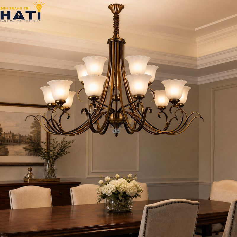 Cận cảnh chao hoa thủy tinh mờ gia nhiệt mẫu đèn chùm tân cổ điển Gloomy 15 bóng hướng luồng sáng gián tiếp lên trần thạch cao bảo vệ thị lực