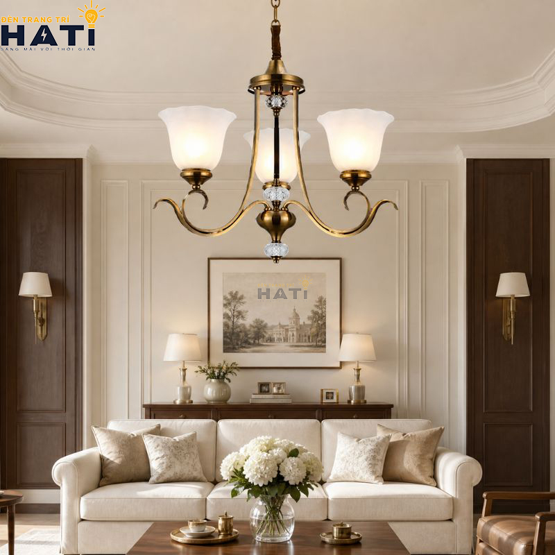 Bố cục đối xứng tâm thanh lịch của Đèn chùm tân cổ điển Gloomy 3 bóng màu nâu đồng giả cổ mang lại độ thông thoáng cho trần phòng khách căn hộ