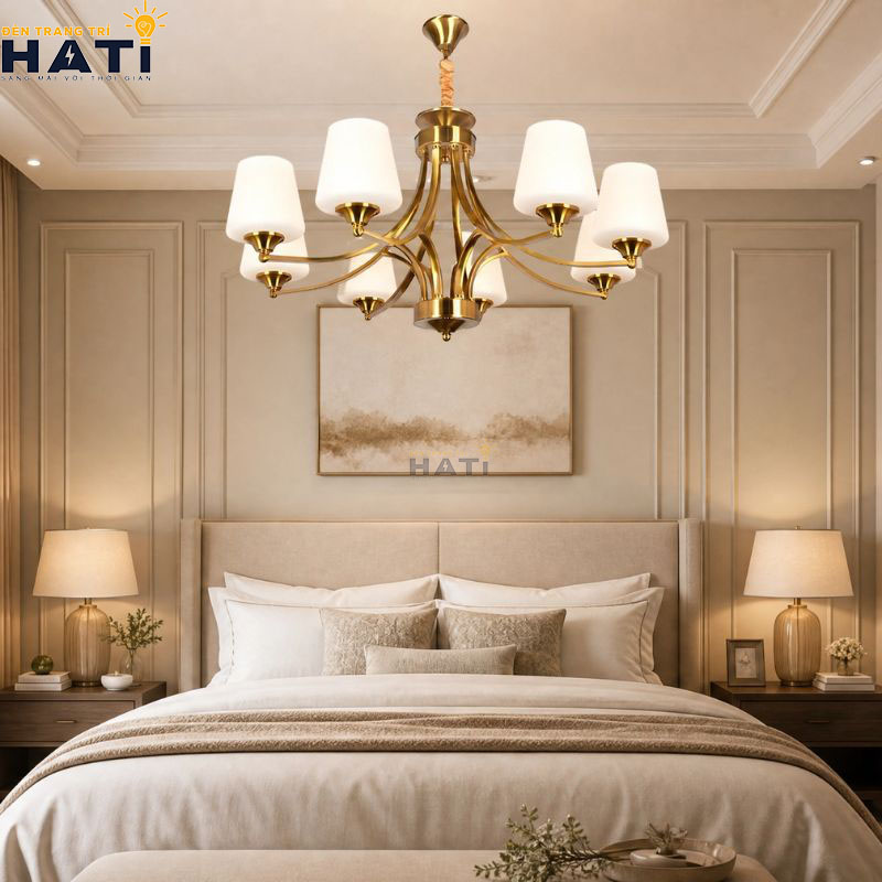 Cận cảnh chao thủy tinh cánh hoa và khung thân kim loại đèn chùm Nally 8 bóng