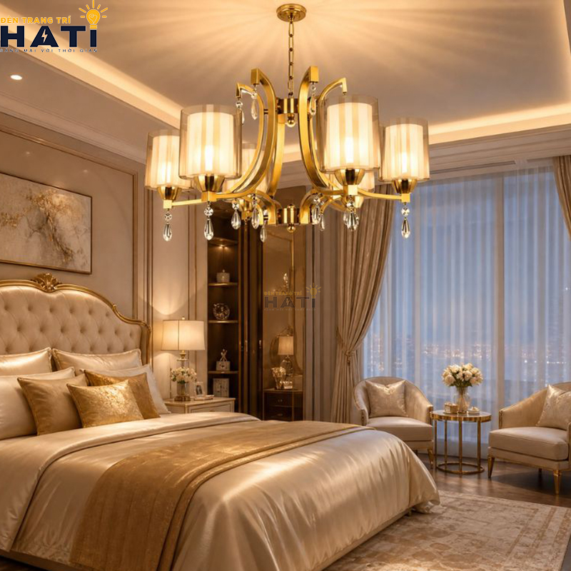 Cận cảnh chao hoa thủy tinh và chi tiết kim loại đèn chùm Prag 6 bóng