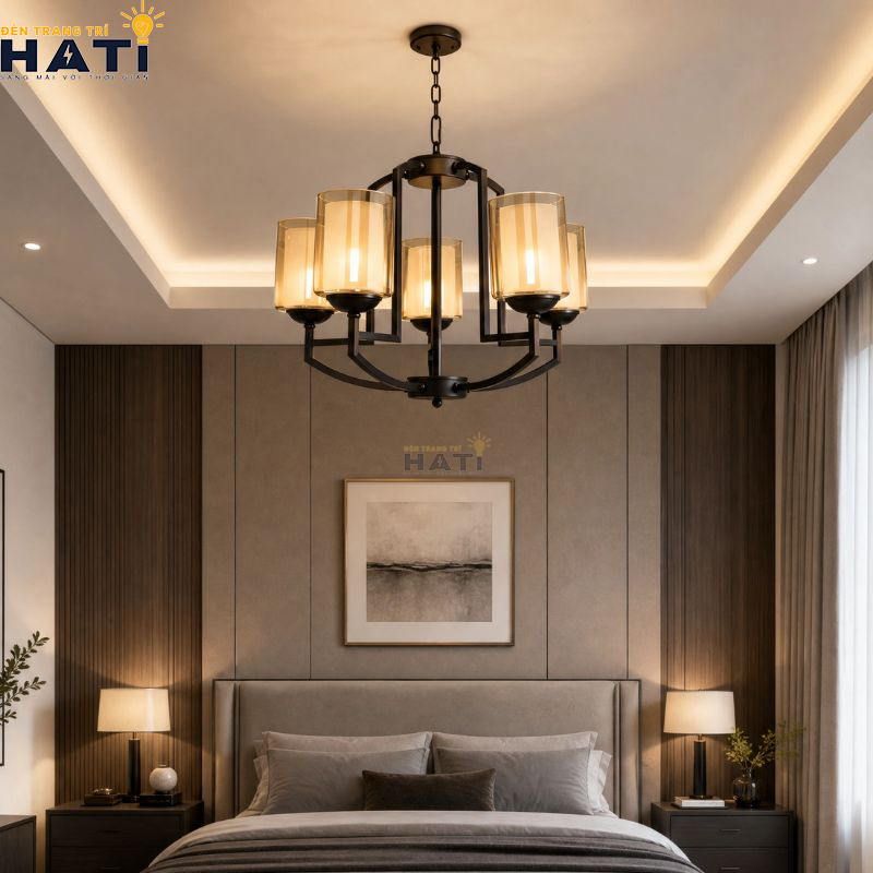Cận cảnh chao hoa thủy tinh và chi tiết khớp nối cơ khí đèn chùm Promise 5 bóng