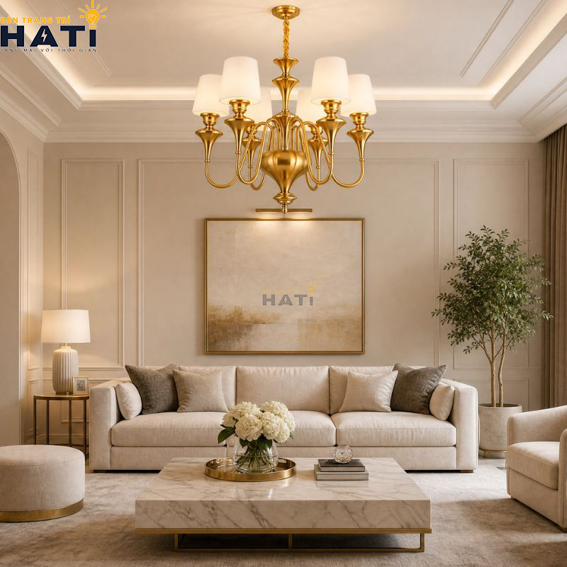 Hình ảnh thực tế giàn tay vươn đăng đối của Đèn chùm tân cổ điển Respon 6 bóng màu nâu đồng giả cổ mang lại độ thông thoáng cho trần phòng khách căn hộ