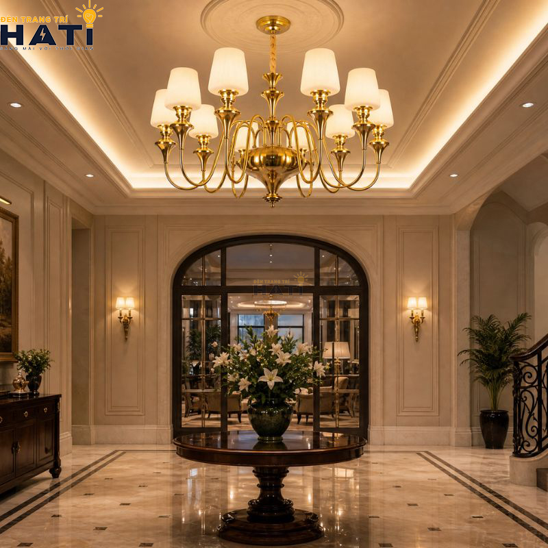 Bố cục đối xứng tâm thanh lịch của Đèn chùm tân cổ điển Respon 8 bóng màu nâu đồng giả cổ mang lại độ thông thoáng cho trần phòng khách căn hộ