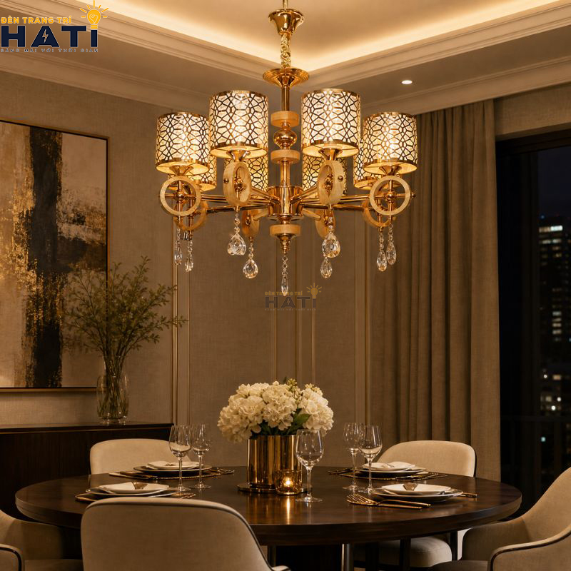 Cận cảnh chao hoa thủy tinh mờ gia nhiệt mẫu đèn chùm tân cổ điển Stilly 8 bóng hướng luồng sáng gián tiếp lên trần thạch cao bảo vệ thị lực
