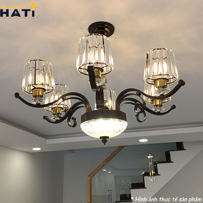 Diện mạo vương giả và cân đối của Đèn chùm thủy tinh Oris màu nâu đồng giả cổ tạo điểm nhấn quý phái cho không gian biệt thự