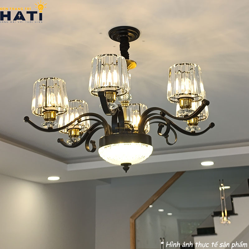 Cận cảnh chao hoa thủy tinh mờ gia nhiệt mẫu đèn chùm tân cổ điển Oris hướng luồng sáng gián tiếp lên trần thạch cao bảo vệ thị lực