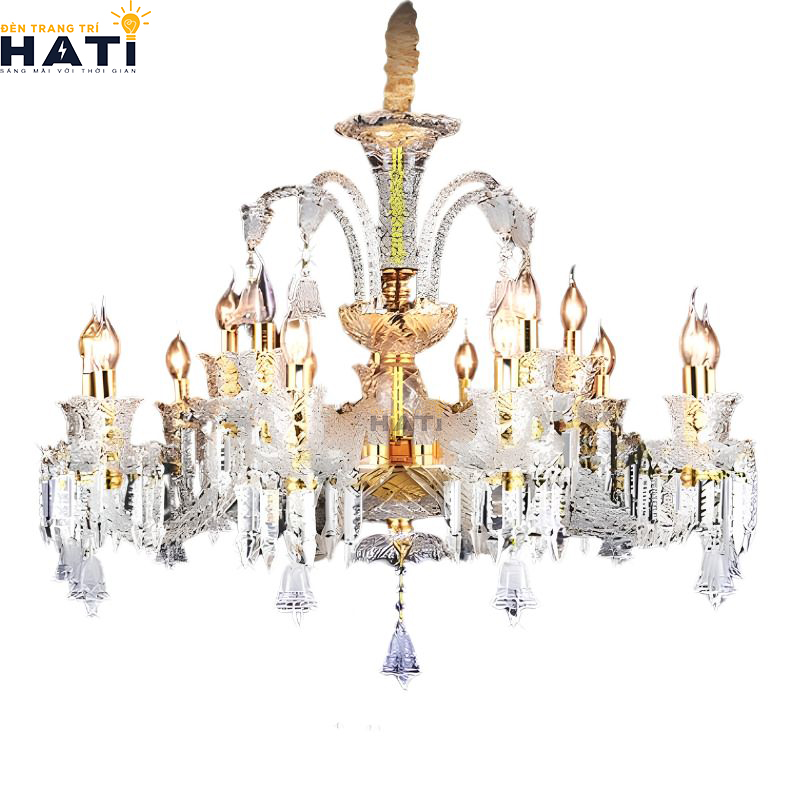 Đèn chùm phòng khách nhà phố treo đúng tỷ lệ hài hòa với trần thạch cao