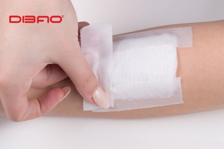 Làm sạch và băng bó