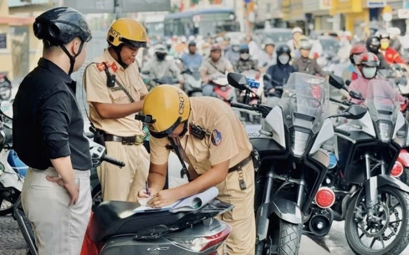 Người dân đến cơ quan có thẩm quyền xử phạt để nộp phạt vi phạm hành chính