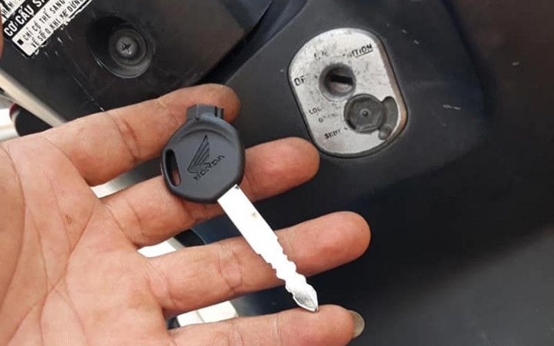 cách lấy chìa khóa bị gãy trong ổ xe máy