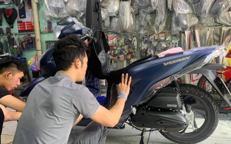 Sử dụng hóa chất là một trong những phương pháp hiệu quả nhất để lột keo dán xe bị chết
